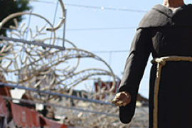 ¿Qué induce a los vándalos a decapitar la escultura de un santo?
