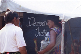 "Oh dulce madre/ mi boca tiembla para definirte/Vi la bondad vestida de pobre trapo oscuro"